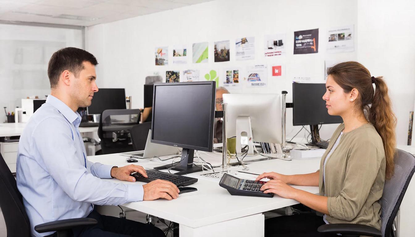 Дизайнер рассказывает клиенту о ценообразовании на разработку сайтов в студии 100САЙТОВ